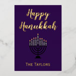 Carte De Vœux En Aluminium Hanoukka Menorah<br><div class="desc">Une belle carte de voeux pour Hanoukka, ce design présente "Happy Hanoukka" sur un bel arrière - plan violet. Le centre a une menorah avec un endroit pour insérer le nom de votre famille au fond. Le dos continue avec le beau arrière - plan violet. Il y a un message...</div>