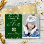 Carte De Vœux En Aluminium Joie Verte Paix Amour Photo Flocons de Neige Or Ré<br><div class="desc">« Paix, joie et amour. » Une illustration amusante et ludique de flocons de neige blancs et de feuilles d'or véritable, des confettis en feuille d'or véritable, ainsi qu'une typographie moderne blanche et dorée sur un fond vert chasseresse, accompagnés de la photo personnalisée de votre choix, vous aideront à accueillir...</div>