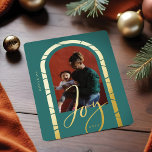 Carte De Vœux En Aluminium Joy Script Elegant Arch Photo Famille Cadre<br><div class="desc">Elégante carte moderne rayures photo de feuille de vacances. Notre Design dispose d'une élégante arche photo moderne en feuille d'or avec "Joy" écrit dans une police calligraphique en feuille d'or. Customisez avec votre propre photo ajoutée à l'arc photo ainsi que la signature de l'année et de la famille qui est...</div>