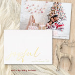 Carte De Vœux En Aluminium Joyeuse photo Calligraphie Noël Luxe Véritable<br><div class="desc">Joyeuse Photo Calligraphie Noël Luxe Real. Beaucoup d'espace blanc pour une ambiance contemporaine moderne. Joyful est dans un script stylé, imprimé en papier réel dans votre choix d'or, d'or rose ou d'argent comme sont vos noms et salutation que vous pouvez facilement personnaliser. Remplacez l'exemple de photo au dos par le...</div>