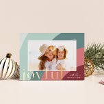 Carte De Vœux En Aluminium Joyeuses Shades | Photo horizontale moderne<br><div class="desc">Un design chic et élégant de carte de vacances avec une photo horizontale ou paysagère unique dans une disposition voûtée unique, encadrée par des formes rayées organiques dans des tons doux de vert sauge et rouge baies. "Joyful" apparaît sous votre photo en style sobre, avec l'année en haut. Personnalisez-vous avec...</div>
