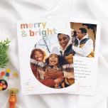 Carte De Vœux En Aluminium Joyeux et brillant moderne coloré photo de Noël<br><div class="desc">Donnez à vos cartes de Noël une étincelle d'or, d'argent ou d'or rose ! Apportez une touche de couleur et de joie à vos salutations de vacances avec cette carte de papier photo de Noël "Joyeux et lumineux" vibrante. L'avant est ornée de lettres sans serif audacieuses dans des tons pastel...</div>