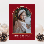 Carte De Vœux En Aluminium Joyeux Noël Arche rouge Photo<br><div class="desc">Carte photo de vacances moderne avec votre photo verticale nichée à l'intérieur d'une arche rouge foncé avec une bordure en feuille d'or. Personnalisez la carte de vacances en feuille d'or avec votre salutation personnalisée et votre nom de famille en lettres blanches. La carte revient à un simple motif blanc.</div>