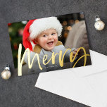 Carte De Vœux En Aluminium Joyeux script photo Noël<br><div class="desc">Un joyeux "joyeux" en papier brosse moderne se trouve à la base d'une photo horizontale sur cette carte de Noël festive. Avec un dossier rouge vif avec un motif étoilé, c'est la façon idéale d'envoyer des voeux de vacances avec votre photo de famille préférée. Vous pouvez modifier le rouge en...</div>