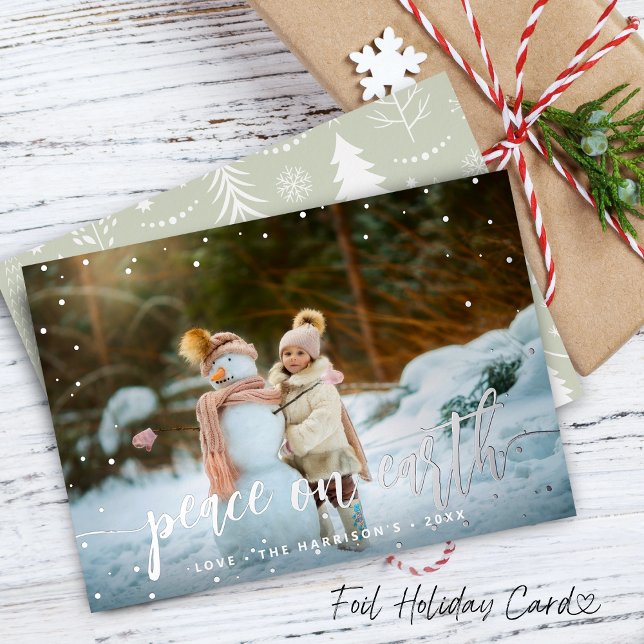 Carte De Vœux En Aluminium La Paix Festive sur Terre Photo Neige Argent (Festive Peace on Earth Silver Snow Photo Foil Holiday Card)