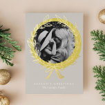Carte De Vœux En Aluminium Luxe Golden Wreath Frame Photo Gold<br><div class="desc">Cette carte de vacances en feuille d'or est dotée d'une couronne dessinée à la main sur un cadre photo rond pour un look amusant et unique ! Personnalisez avec votre propre photo,  votre salutation et votre nom de famille.</div>