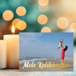 Carte De Vœux En Aluminium Mele Kalikimaka Chic Gold Script Beach Photo<br><div class="desc">Chic Mele Kalikimaka cartes de fin de année de typographie pour célébrer un Noël hawaïen sur la plage. Personnalisez ces joyeux cartes de fin de année tropicaux avec votre propre photo de vacances sur la plage d'Hawaï ou d'autres îles de l'océan sous le script de feuille d'or. Une photo complète...</div>