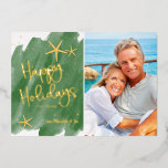 Carte De Vœux En Aluminium Minimaliste Vert & Or Plage Aquarelle Tropicale<br><div class="desc">La conception de carte de vœux à foil de la boutique nautique 'Happy Holidays' présente une typographie moderne manuscrite et votre photo de portrait préférée (ratio 5x7). Le design est accentué de taches d'aquarelle dorées et d'étoiles de mer aquarellées, pour un thème de vacances tropicales amusant, et est placé sur...</div>