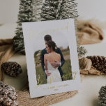 Carte De Vœux En Aluminium Moderne Mariés Photo Arche Joyeux Noël<br><div class="desc">Célébrez votre premier Noël en tant que jeunes mariés avec cette carte de vacances moderne et élégante avec une véritable feuille de métal ! Dotée d'un cadre photo en forme d'arche et d'un script manuscrit élégant, cette carte est sûre d'impressionner tous ceux qui la reçoivent. Le cadre vous permet d'afficher...</div>