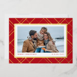 Carte De Vœux En Aluminium Noël plaid rouge or rouge famille une photo<br><div class="desc">Chic et élégant, cette carte de Noël en une photo est la façon idéale d'envoyer des voeux de vacances à des amis et à la famille. Avec une traditionnelle fête de vacances plaid en feuille contre un arrière - plan rouge encadrant une seule photo horizontale, cette carte a également deux...</div>
