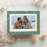 Carte De Vœux En Aluminium Noël plaqué sauge vert or or une photo famille<br><div class="desc">Chic et élégant, cette carte de Noël en une photo est la façon idéale d'envoyer des voeux de vacances à des amis et à la famille. Avec une traditionnelle fête de vacances plaid en feuille contre un arrière - plan vert sage encadrant une seule photo horizontale, cette carte a également...</div>