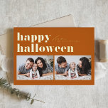 Carte De Vœux En Aluminium Orange Retro Typographie Joyeux Halloween Deux Pho<br><div class="desc">Joyeux Halloween ! Envoyez les salutations d'Halloween à votre famille et à vos amis avec cette photo personnalisable carte d'Halloween. Il présente une typographie rétro et audacieuse. Personnalisez en ajoutant vos détails. Cette carte d'Halloween en feuille d'or est disponible sur d'autres cartes. Des éléments correspondants sont disponibles.</div>
