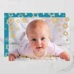 Carte De Vœux En Aluminium Photo de bébé 1ère Hanoukka Star of David Real Gol<br><div class="desc">"Mon premier Hanoukka." Un visuel ludique de vrais flocons de neige en feuille d'or, Stars of David et typographie manuscrite, superposant la photo de votre choix, vous aider à inaugurer en Hanoukka et le Nouvel An. Sur le dos, d'autres flocons de neige au champagne imitation or recouvrent un arrière -...</div>