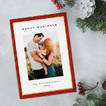Carte De Vœux En Aluminium Photo de famille moderne Gold Foil et Red Border<br><div class="desc">Cette magnifique carte de Noël "Joyeuses Fêtes" avec une frontière rouge festive et une feuille d'or vous permet d'ajouter vos noms, un message à l'arrière, ainsi qu'une place pour ajouter votre propre photo verticale. Le dos est également doté d'un motif de Noël rouge moderne assorti, qui accentue magnifiquement la carte....</div>