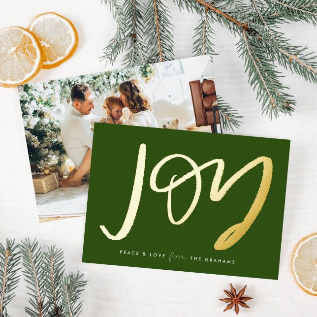 Carte De Vœux En Aluminium Photo de joie verte à la main Gold (Hand-Lettered Joy gold foiled on a festive green holiday card with your photo on the back.)