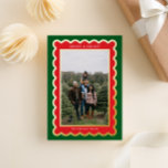 Carte De Vœux En Aluminium Photo de Noël classique rouge et verte<br><div class="desc">Moderne et festif, ce carte photo de vacances vert et rouge fait de votre famille l'étoile dans un cadre à pétoncles préppy et tendance qui est accentué avec de la feuille d'or métallique, brillante et réelle pour ce look design haut de gamme. Avec un accueil charmant et un texte de...</div>