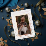 Carte De Vœux En Aluminium Photo Hanoukka minimale de la bordure étoilée<br><div class="desc">Star traditionnel de david cadre avec "happy hanoukka" et signature modifiable et année en papier peint. Ajoutez un message ou plusieurs photos à l'arrière. Choisissez entre or,  argent ou feuille d'or rose</div>