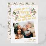 Carte De Vœux En Aluminium Photo vintage Holly Tilted Photo Christmas Gold<br><div class="desc">Ce carte photo de vacances festif et chic présente notre feuillage d'hiver d'origine dessiné à la main dans des couleurs vibrantes avec une typographie de style sucré en papier peint (couleur de votre choix). Le dos est accompagné d'un motif assorti pour une touche spéciale supplémentaire.</div>