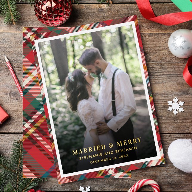 Carte De Vœux En Aluminium Plaid Christmas Photo Marié et Joyeux Or (Plaid Christmas Photo Married and Merry Gold Foil Holiday Card)