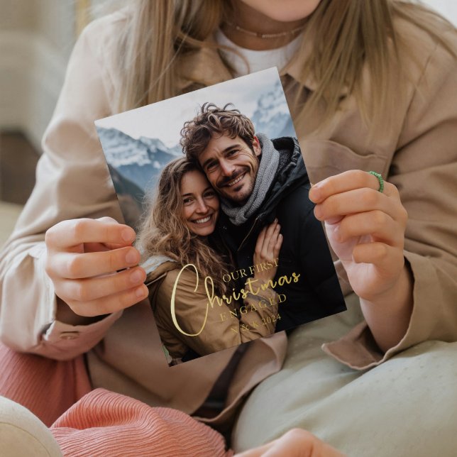 Carte De Vœux En Aluminium Premier Noël Engagé Happy Couple Photo (Créateur téléchargé)