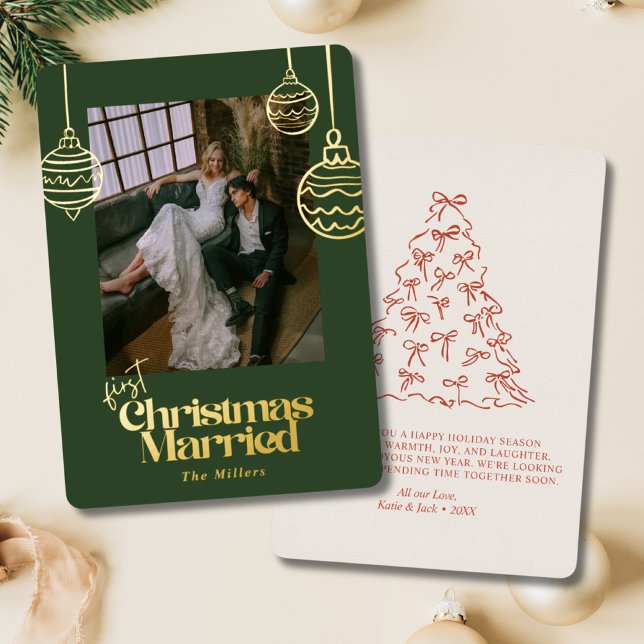 Carte De Vœux En Aluminium Premier Noël Marié Mariage photo Vert & Rouge (First Christmas Married Wedding Photo Green & Red Foil Holiday Card
)