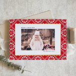 Carte De Vœux En Aluminium Red Fair Isle Winter Knit Motif Photo Noël<br><div class="desc">Envoyez des voeux de vacances chaleureux enveloppés dans un design cosy et festif avec cette carte de Noël en feuille d'or, avec un charmant arrière - plan motif tricot Fair Isle. Le design complexe évoque l'atmosphère réconfortante de la chaleur hivernale et de la joie des vacances. Cette carte de Noël...</div>