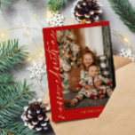 Carte De Vœux En Aluminium Red Gold Calligraphy Photo Joyeux Noël<br><div class="desc">Elégante carte de Noël rouge et or personnalisée avec une photo et votre nom de famille en feuille d'or. Carte de Noël moderne en rouge avec calligraphie de feuille d'or.</div>