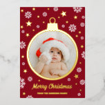 Carte De Vœux En Aluminium Red Snowflakes Gold Stars Joyeux Noël Bauble<br><div class="desc">Charmante feuille rouge foncé et doré Joyeux carte photo de Noël avec votre photo à l'intérieur d'une feuille d'or bauble entourée de flocons de neige blancs et d'étoiles en feuille d'or avec des polices rétro.</div>
