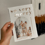 Carte De Vœux En Aluminium RILEY Festive So Very Joyeux Arch Christmas Card<br><div class="desc">Cette carte de noël dispose d'une police contemporaine en papier gras avec les mots,  "tellement joyeux" et une fente photo voûtée pour votre photo de famille. Modifiez toutes les couleurs et le libellé pour répondre à vos besoins. Cette carte de vacances est parfaite pour la famille minimaliste des boho.</div>