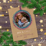 Carte De Vœux En Aluminium Rose de couronnes bleu Turquoise bleu bleu blanc p<br><div class="desc">Carte de voeux de Noël classique contemporaine avec rose vif, bleu turquoise et vert couleur couronnes feuille motif sur une texture rustique en papier kraft faux brun, avec véritable feuille d'or rose LOVE JOY CHEER texte souhaité. Avec l'option et la place pour customiser le texte, le nom de famille et...</div>