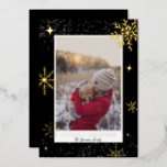 Carte De Vœux En Aluminium Salutations de saison étoiles neige photo noir<br><div class="desc">Envoyez vos voeux de Noël avec ce design de Noël chic et moderne avec des flocons de neige,  des étoiles avec de la neige blanche,  ajoutez votre photo avec une bordure géométrique moderne sur le noir avec de la feuille d'or réelle. Toute la couleur du texte est modifiable.</div>