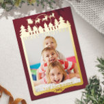 Carte De Vœux En Aluminium Scène de Noël Metallic & Ruby Red Elegant Photo<br><div class="desc">Une scène festive de Noël encadre votre photo dans une étonnante feuille métallique. Le père Noël traîneau et rennes survolent les maisons et les arbres avec une lune qui brille derrière. Entièrement personnalisable, vous pouvez modifier le salut au-dessus de votre photo et le salut de bannière qui est accroché avec...</div>