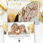 Carte De Vœux En Aluminium Script Joyeux Or Chic avec photo courbe<br><div class="desc">Design de vacances chic et moderne avec un script "Joyeux" personnalisé élégant en feuille d'or avec un modèle photo incurvé unique et subtil or aquarelle style paysage d'hiver. Le dossier contient des champs de modèle photo et de texte supplémentaires.</div>