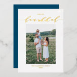 Carte De Vœux En Aluminium Script moderne et élégant Happy Hanoukka Photo<br><div class="desc">Heureux Hanoukka ! Envoyez vos souhaits à votre famille et à vos amis avec cette carte Hanoukka personnalisable en feuille d'or. Il est doté d'élégantes calligraphies et d'une typographie simple. Personnalisez en ajoutant des noms et une photo. Cette élégante carte Happy Hanoukka est disponible sur d'autres cartes.</div>