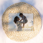 Carte De Vœux En Aluminium Seas et salutations Beach Thème Photo<br><div class="desc">Carte de vacances photo "Mer et Salutations" mignonne avec un avant photo complet avec script "Mer et salutations" en papier d'aluminium, et votre nom et année. Deux mouettes chaudes encadrent votre photo. Le dos est une illustration amusante d'aquarelle avec phare et de la plage essentiels pour célébrer Noël sur le...</div>