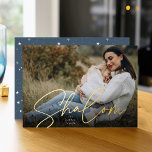 Carte De Vœux En Aluminium Shalom Sketched Full Photo Hanoukka<br><div class="desc">Partagez vos salutations de vacances avec ces cartes photos Hanoukka chic avec votre photo préférée à fond saigné horizontal ou orienté paysage. "Shalom" apparaît comme une feuille d'or recouverte de texte à main décontractée esquissé en lettrage cursif. Personnalisez avec votre nom de famille.</div>