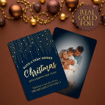 Carte De Vœux En Aluminium Simple Real Gold Midnight Blue Abstract<br><div class="desc">This simple and élégant Christmas holiday card est parfait pour le Season. Objets ayant une conception minimale, y compris real gold foil lines et circles hanging from the top with matching gold foil typographiy on a midnight blue background. Les objets derrière la photo de your lovely family. C'est chic, moderne,...</div>