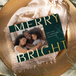 Carte De Vœux En Aluminium Superposition lumineuse | Or photo moderne<br><div class="desc">Une carte de vacances moderne et colorée avec une photo horizontale ou orientée paysage avec "Merry & Bright" recouvert de papier doré surdimensionné. Personnalisez avec votre salutation de vacances personnalisée,  le nom de famille et l'année. Un choix chic et moderne minimaliste pour vos voeux de Noël.</div>
