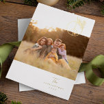 Carte De Vœux En Aluminium Symbole de paix moderne et photo de Noël de pin<br><div class="desc">Cette carte de vacances de Noël avec une marque de paix avec une branche de pin dans une feuille d'or encadrant une partie du symbole apportant une touche feuillage d'hiver. Nettoyer la disposition minimale. Ajoutez un message d'accueil personnel au verso de la carte. Si vous avez des questions sur la...</div>