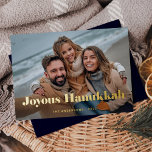 Carte De Vœux En Aluminium Texte et photo Gold Modern | Hanoukka joyeux<br><div class="desc">Cette carte de vacances simple et élégante dit "Joyous Hanoukka" en gras,  feuille d'or élégante typographie moderne avec votre photo personnelle préférée en face de la carte. Le dos de la carte est bleu foncé.</div>