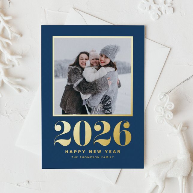 Carte De Vœux En Aluminium Typographie 2025 Marine Bleu Bonne Année Photo (Welcome 2026 with this gold foil New Year photo card featuring a navy blue background.)