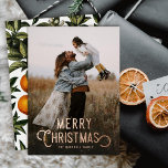 Carte De Vœux En Aluminium Typographie vintage Oranges d'hiver Photo Noël<br><div class="desc">Ce magnifique carte photo de vacances présente une typographie vintage de style, "Joyeux Noël" en papier peint. Le dos de la carte présente un design vintage d'oranges et de fleurs d'hiver. Il y a une superposition de photo en dégradé foncé sur le devant de la carte, permettant au texte de...</div>