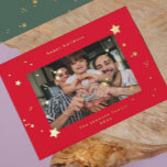 Carte De Vœux En Aluminium VRAI Gold Stars Cherry Red Photo Joyeux Noël<br><div class="desc">*VRAI ÉTOILES FOIL SUR LE FRONT Étendre les vacances avec cette fête sur tendance minimaliste Gold Stars Cherry Red Photo Happy Christmas Foil Holiday Card - Belle et élégante Star Red Cherry White Christmas Photo Happy Holiday Card - avec option photo devant et FAUX GOLD STARS sur le dos. Une...</div>