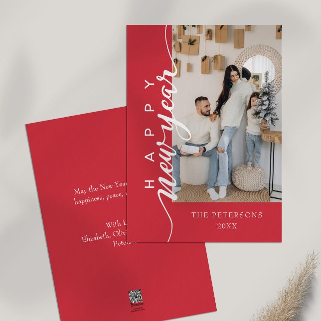 Carte de vœux Moderne Rose Bonne Année (Modern Pink Happy New Year Greeting Holiday Card on a table.)