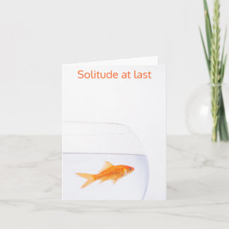 Carte de voeux pliée de poisson rouge solitaire