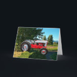Carte de voeux rouge et blanc 1955<br><div class="desc">Ce tracteur est un tracteur vintage entièrement restauré garé près d'un champ de luzerne dans la ceinture verte du sud de l'Utah. Donnez à votre ventilateur de tracteur une carte qu'il ou elle aimera.</div>