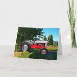 Carte de voeux rouge et blanc 1955<br><div class="desc">Ce tracteur est un tracteur vintage entièrement restauré garé près d'un champ de luzerne dans la ceinture verte du sud de l'Utah. Donnez à votre ventilateur de tracteur une carte qu'il ou elle aimera.</div>