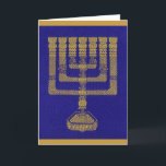 Carte de voeux Temple Menorah<br><div class="desc">Cette carte de voeux présente l'impression d'une broderie originale du Lampstand (menorah) que l'on trouve dans l'ancien Temple de Jérusalem. Embedded dans le design de broderie est un texte, en lettres hébraïques, de l'Exode 25:35, décrivant la fabrication du Lampstand par les artisans du Temple. Les produits de la vente de...</div>