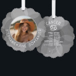 Carte Décorative Astrologie Cancer Zodiac Signet photo Anniversaire<br><div class="desc">Personnalisez ce ornement de carte à pendre zodiaque avec une photo, la date de naissance et le nom. Un design d'anniversaire personnalisé avec le signe zodiaque - Cancer - plus traits de personnalité, information et constellation. Une couleur argentée apaisante - associée au cancer est le design principal derrière tous les...</div>