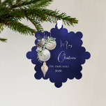 Carte Décorative Baubles blancs en or bleu Noël<br><div class="desc">Un arrière - plan bleu marine,  de couleur inégale. Décoré de baubles blancs et dorés,  un peu de verdure et un cône de pin. Personnalisez et ajoutez votre nom,  année. Texte : Joyeux Noël</div>